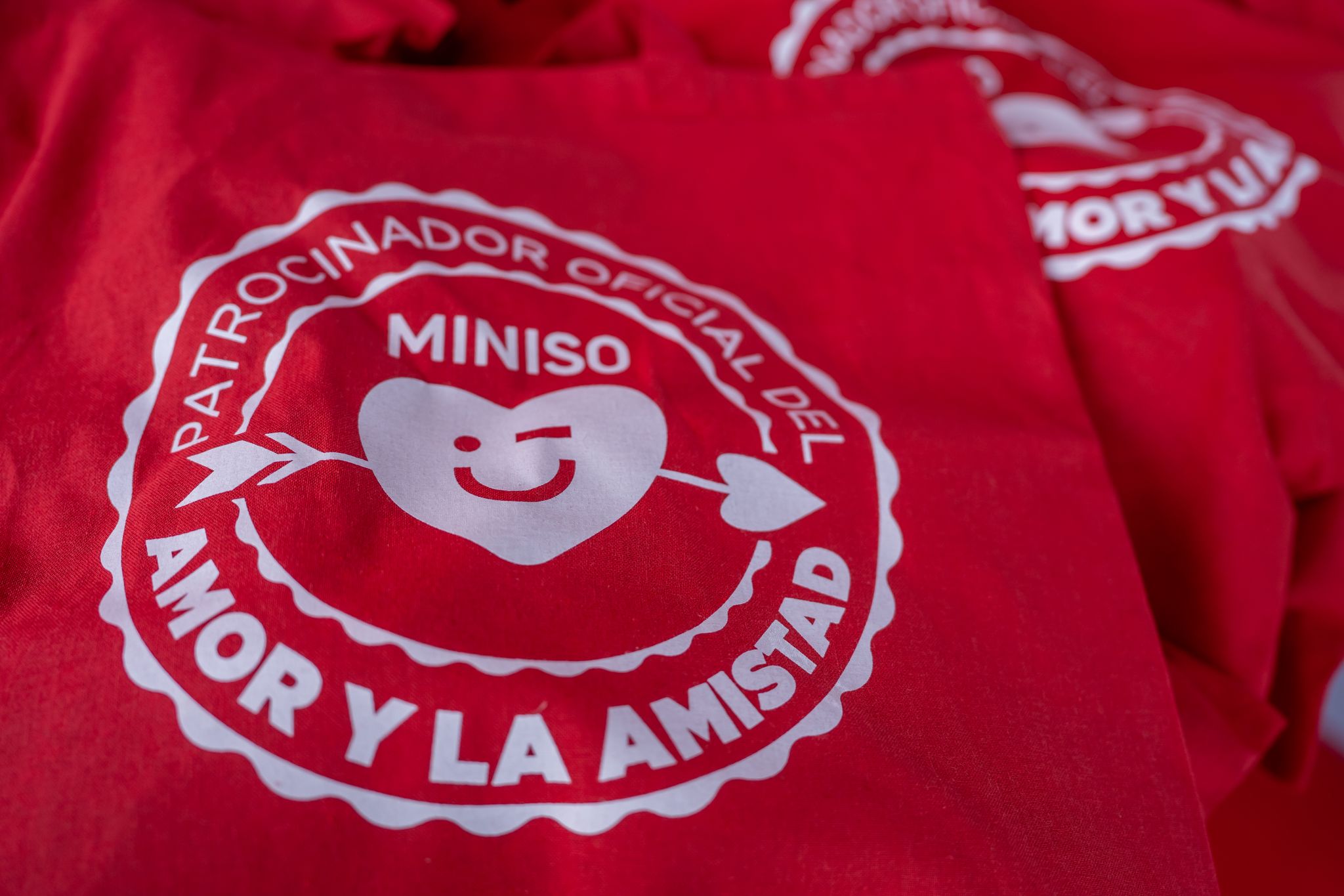 MINISO Amor y Amistad campaign branding