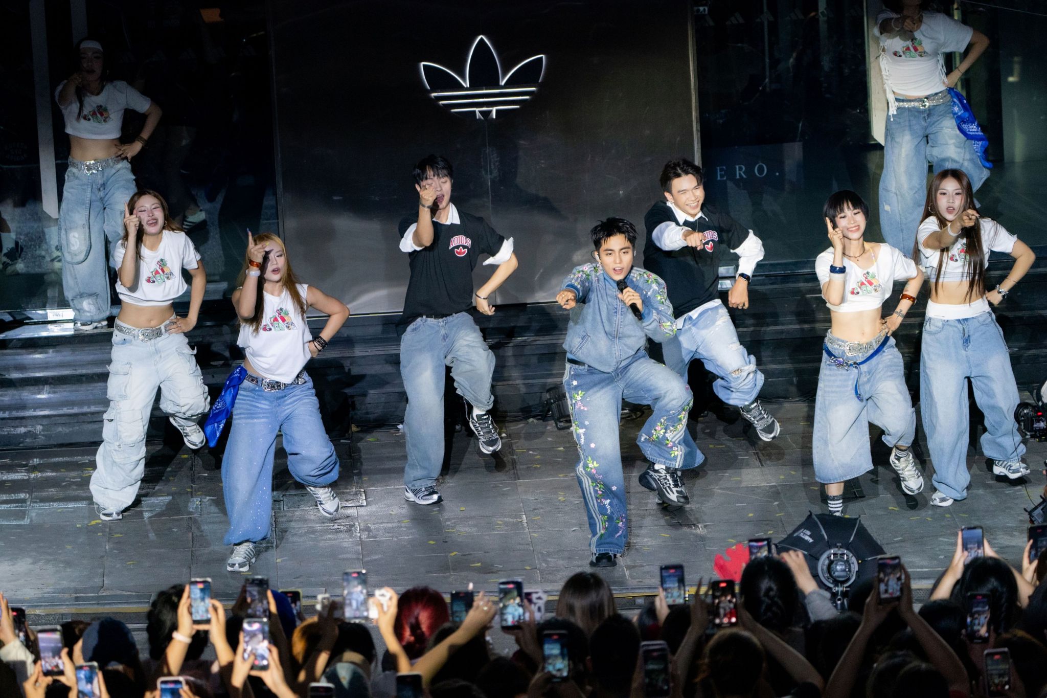 Opening performance at the adidas Hoàn Kiếm flagship.
