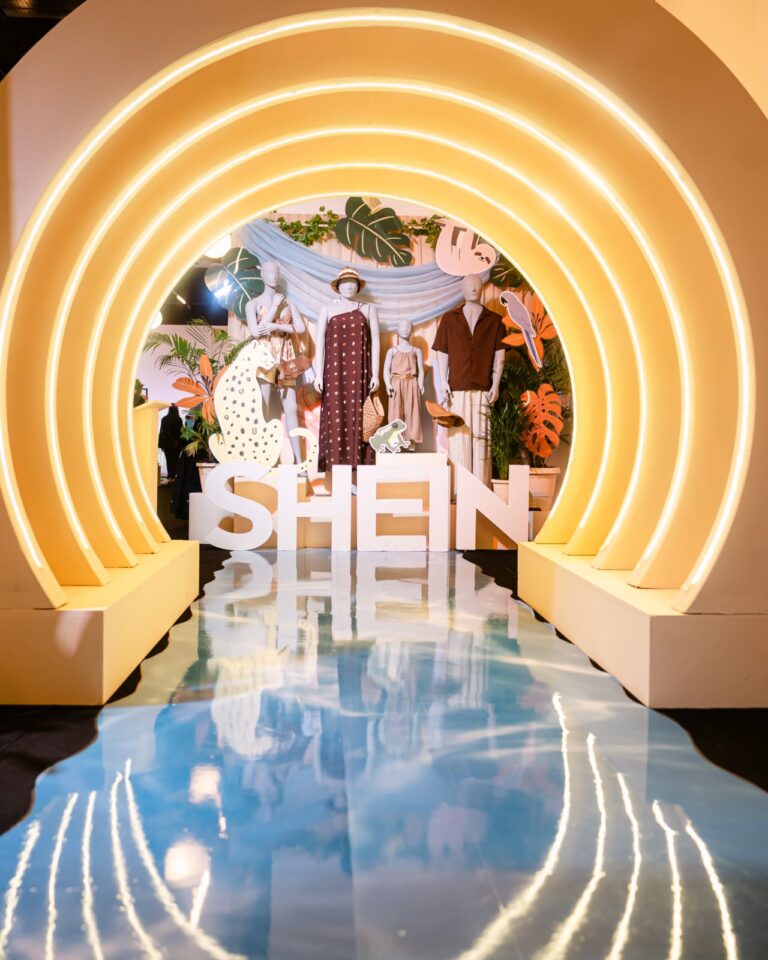 Tropical-themed entrance and fashion display at the SHEIN Belém pop-up