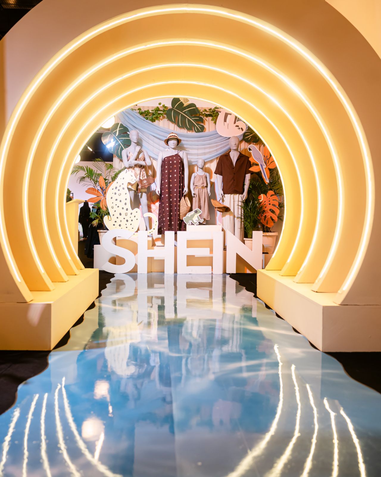 Tropical-themed entrance and fashion display at the SHEIN Belém pop-up