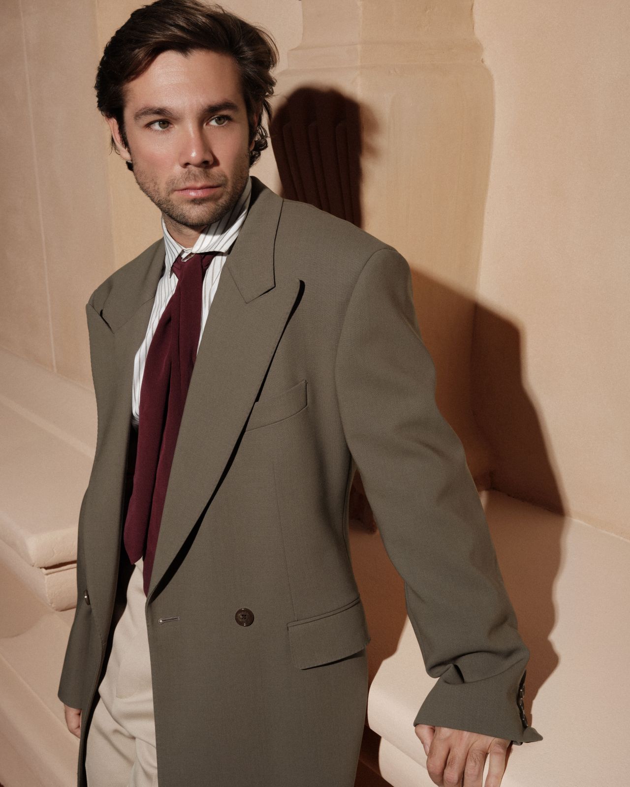 Guest in a suit in Valentino Beauty show-week imagery