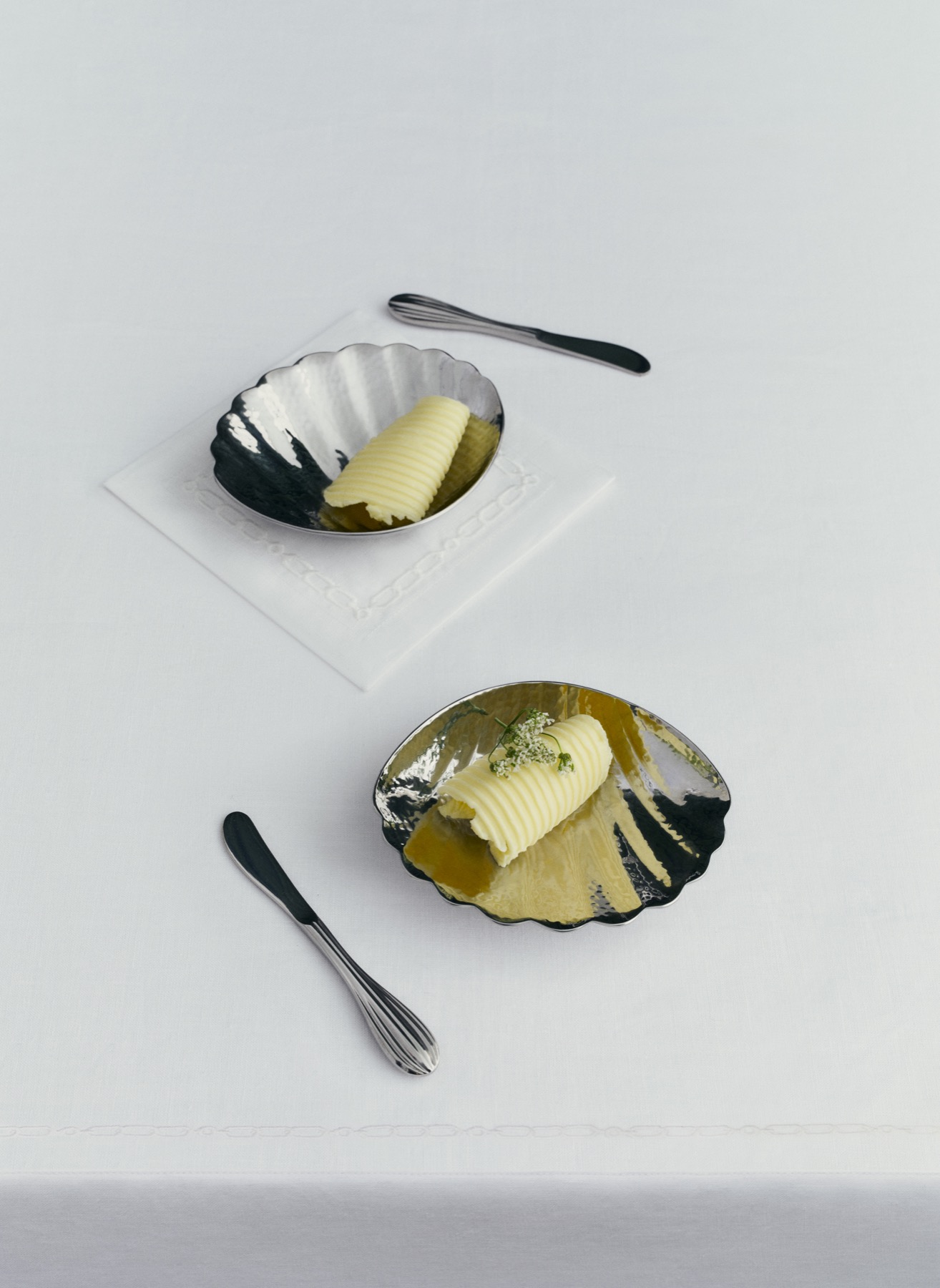 Silver shell-shaped tableware from the Westwing Victoria Beckham collection