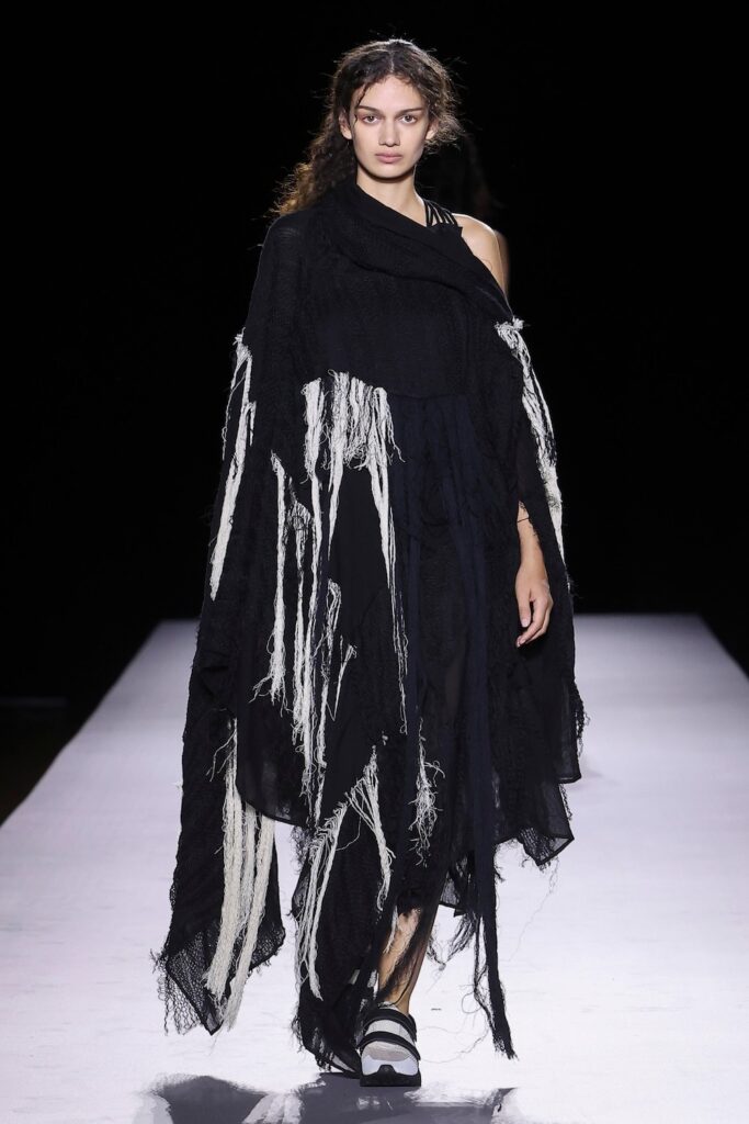 Yohji Yamamoto Spring/Summer 2027 runway look 034