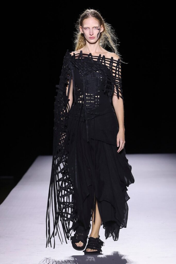 Yohji Yamamoto Spring/Summer 2027 runway look 040